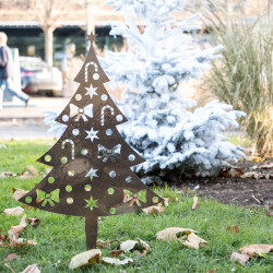 Sapin en corten dans le jardin