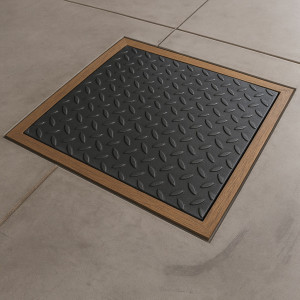 Quadratischer Schachtdeckel aus Tränenblech – John Steel