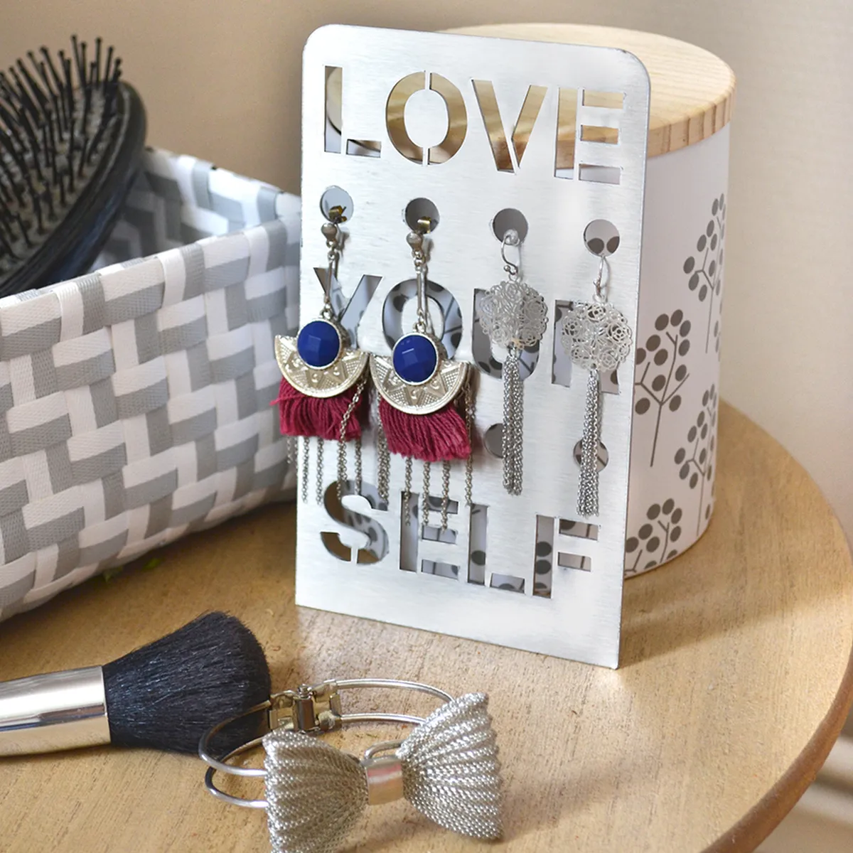 Brushed aluminum jewelry holder - Brushed anti-mark aluminum